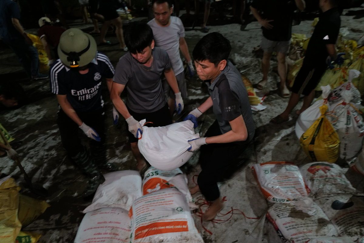 Cấp tập đắp đê ngăn lũ sông Cầu trong đêm - 8