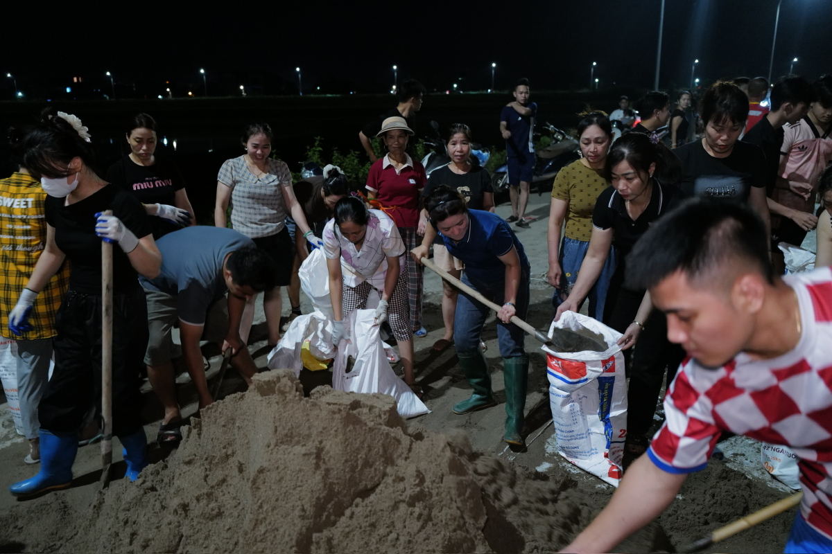 Cấp tập đắp đê ngăn lũ sông Cầu trong đêm - 4