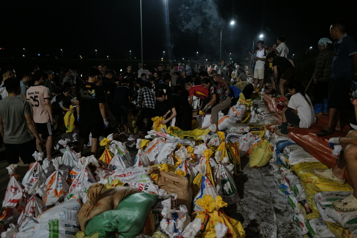 Cấp tập đắp đê ngăn lũ sông Cầu trong đêm - 7