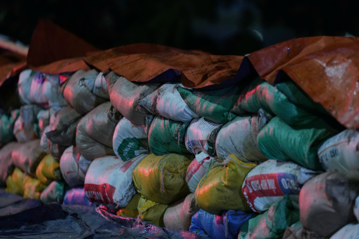 Cấp tập đắp đê ngăn lũ sông Cầu trong đêm - 9