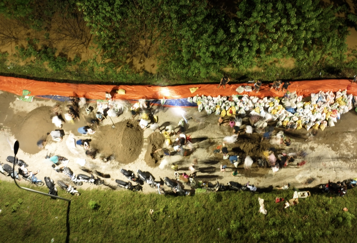 Cấp tập đắp đê ngăn lũ sông Cầu trong đêm - 3