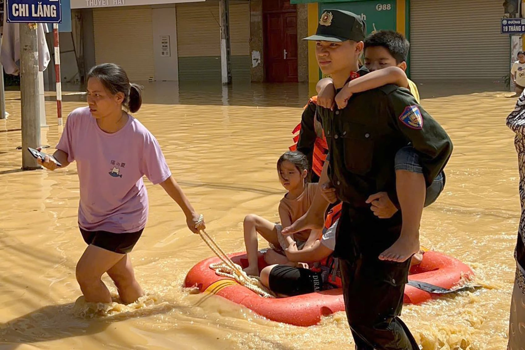 Trong đêm 7/10 và ngày 8/10, trên địa bàn tỉnh Lạng Sơn còn một số xã vẫn bị ngập lụt, nhiều hộ dân bị cô lập như xã Hữu Lũng, xã Vân Nham, xã Thất Khê, Nhật Tiến, Yên Bình.