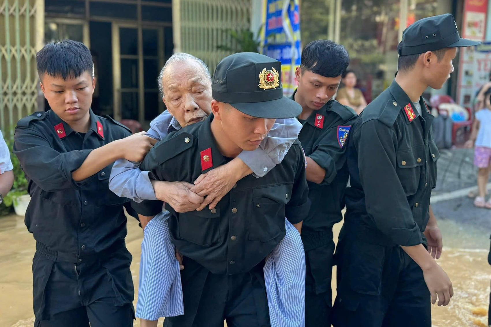 Cảnh sát, quân đội vào vùng ngập lụt lịch sử: amp;#34;Không sao, có chú đây rồiamp;#34; - 11