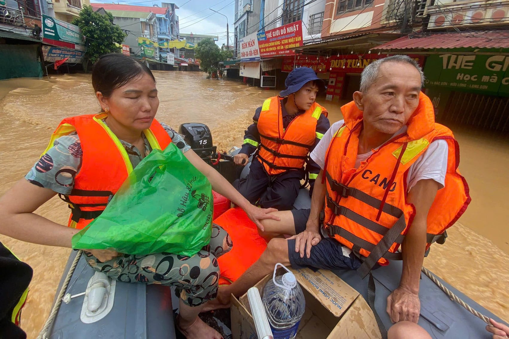 Thượng tá Bùi Huy Khánh, Trưởng Phòng Cảnh sát PCCC và CNCH Công an tỉnh Lạng Sơn, cho biết đơn vị đã hỗ trợ đưa hơn 200 người dân bị mắc kẹt, trong đó có nhiều người già và trẻ nhỏ, ra khỏi vùng nguy hiểm, đồng thời di dời nhiều tài sản giá trị đến nơi an toàn. Cùng với đó, đơn vị phối hợp chính quyền địa phương phát lương thực, nước uống và nhu yếu phẩm cho các hộ dân bị cô lập.