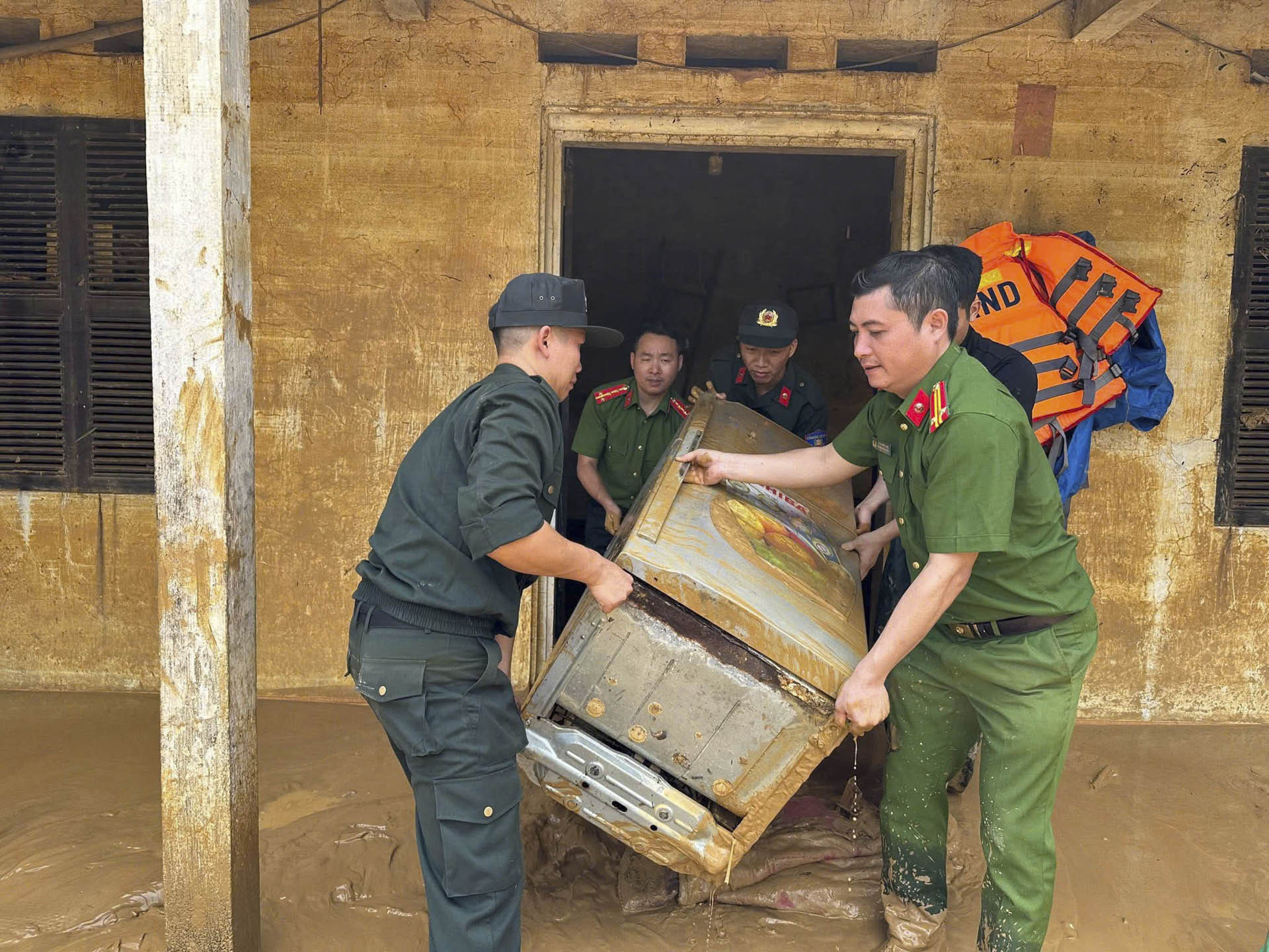 Công an xã Xuân Lương di chuyển tài sản cho người dân, ngày 8/10.