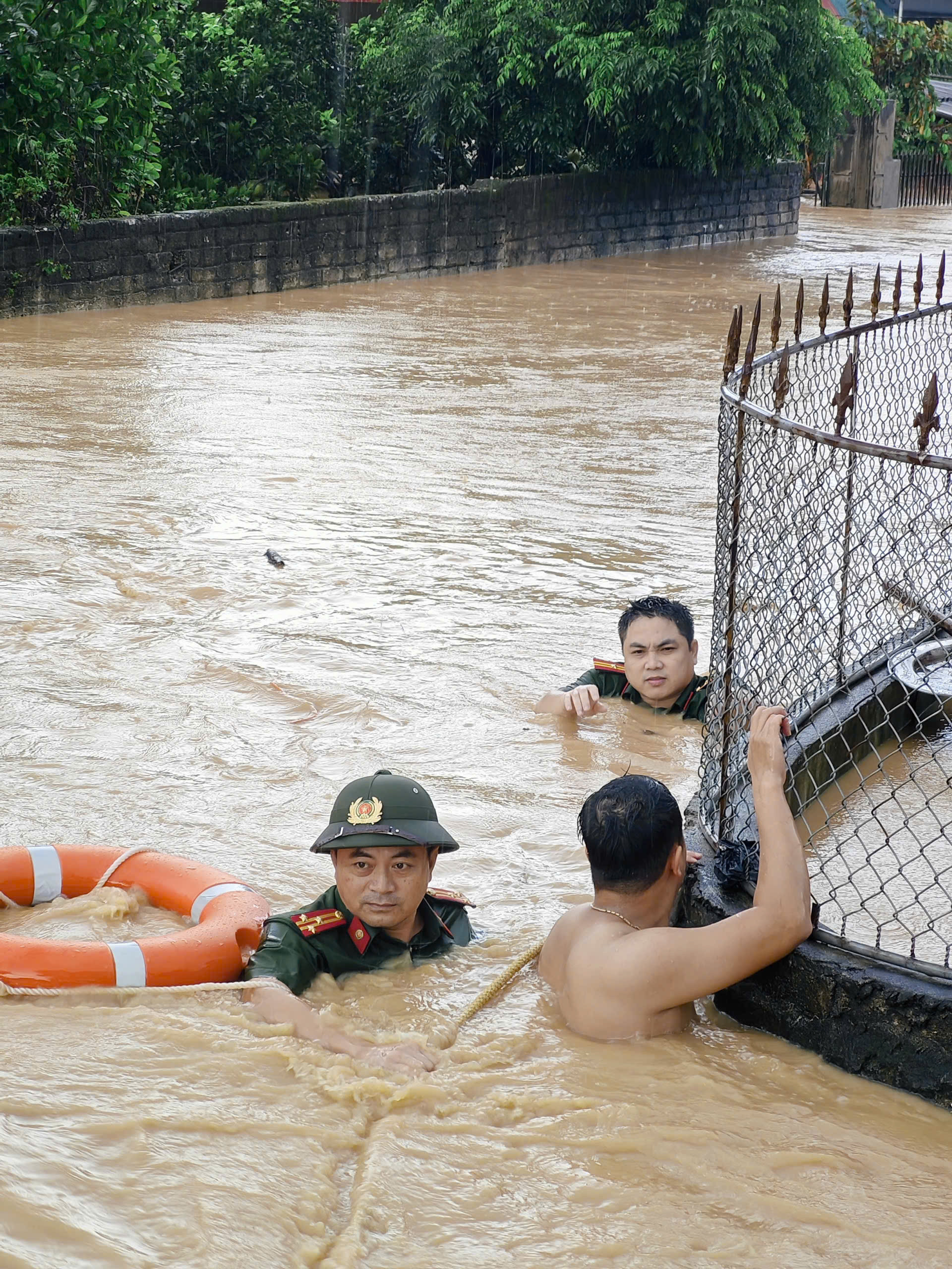 Công an xã Tiên Lục hỗ trợ đưa người dân thôn Chằm ra khỏi vùng lụt.