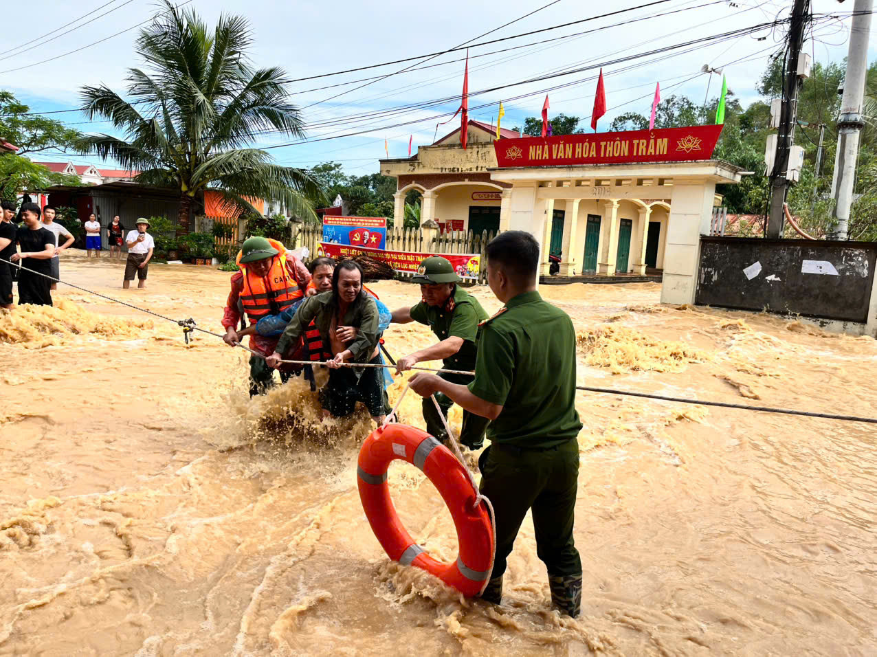 Khẩn trương đưa người dân đến nơi an toàn.