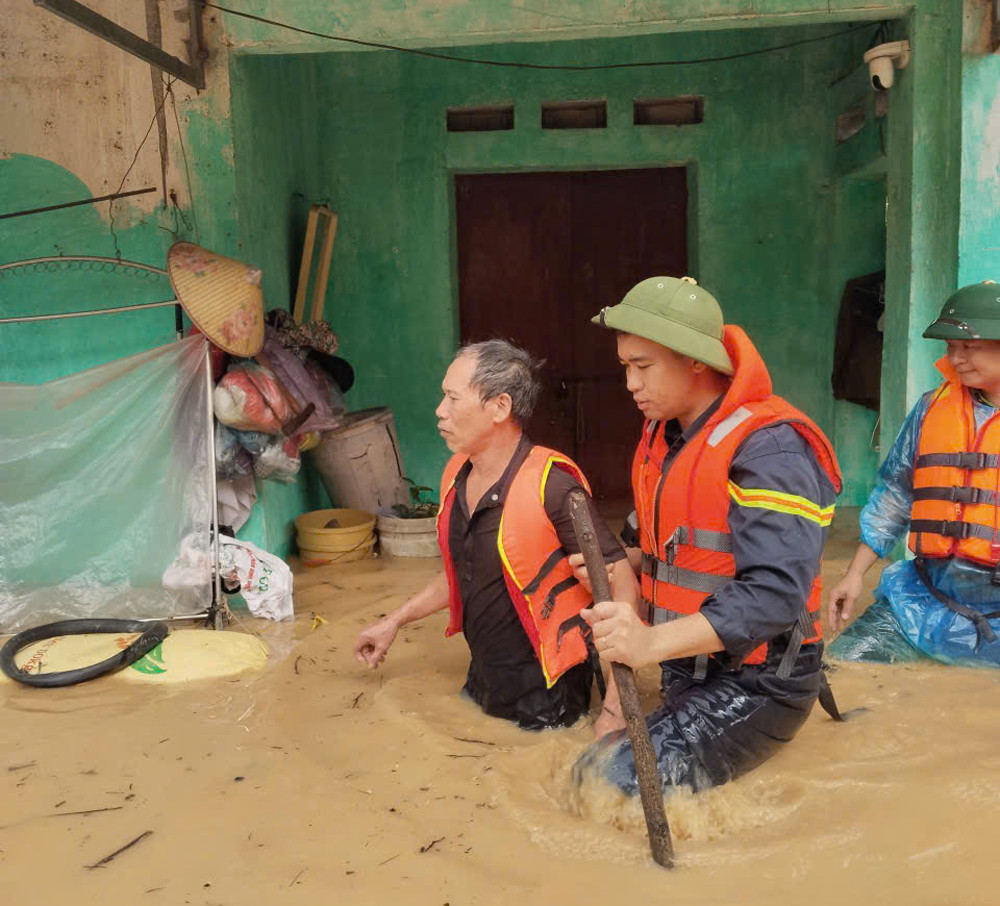 Lực lượng cảnh sát cứu hộ, cứu nạn hỗ trợ người dân xã Tiên Lục rời khu vực nguy hiểm.