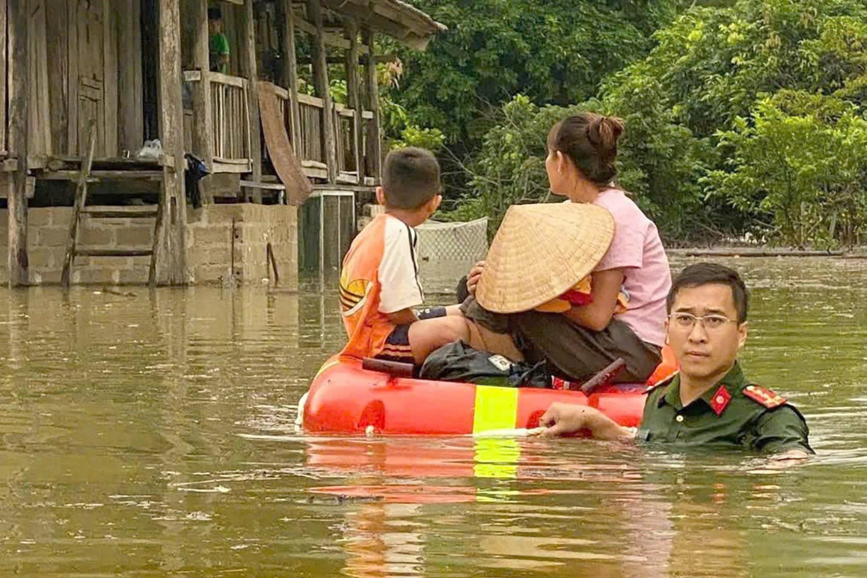 Đơn vị đã chủ động hướng dẫn, đôn đốc các cơ sở có nguy cơ cháy, nổ chịu ảnh hưởng do mưa lũ, ngập úng - đặc biệt là các cửa hàng kinh doanh xăng dầu - triển khai các biện pháp bảo đảm an toàn phòng cháy, chữa cháy.