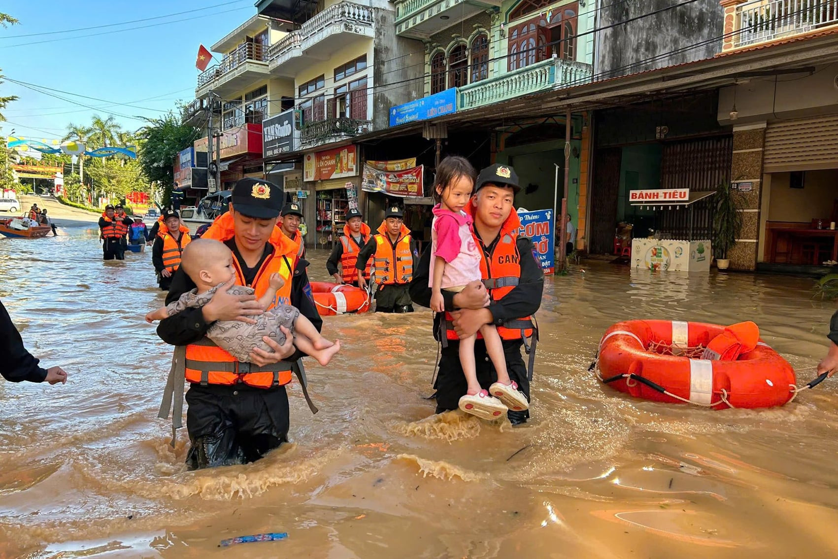 Tại xã Thất Khê, lực lượng chức năng đã cứu hộ thành công 38 người dân cùng nhiều tài sản, đồ dùng từ vùng ngập sâu, nguy hiểm đến nơi an toàn. Sau khi nước rút, các đơn vị tiếp tục hỗ trợ hơn 100 lượt người dân trở về nhà, tham gia dọn dẹp vệ sinh, sắp xếp lại đồ đạc. Đồng thời, hàng trăm thùng nước sạch và mì tôm cũng được vận chuyển đến để cứu trợ các hộ dân bị ảnh hưởng bởi ngập úng.