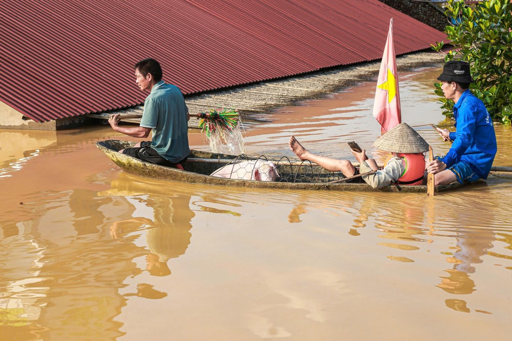 Hơn 1.000 hộ dân với hơn 4.000 người phải sơ tán khỏi khu vực ven sông và vùng trũng thấp.