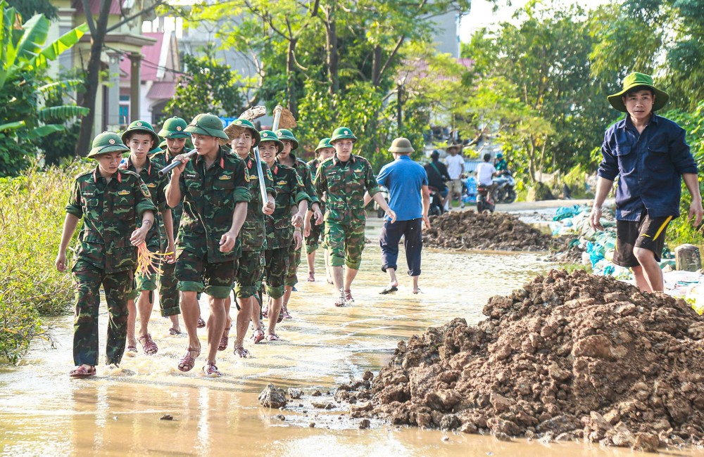 Từ ngày hôm qua 8-10, người dân cùng các lực lượng chức năng đã gia cố đê, tuy nhiên lượng nước lên nhanh, phần đê quai phía trong không chịu nổi áp lực đã bị vỡ.