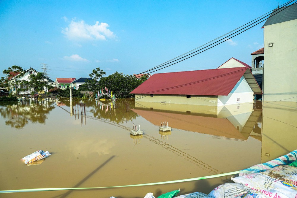 Đến đầu giờ chiều cùng ngày, nước sông Cầu gần như vẫn nuốt trọn khu dân cư ở ven sông.