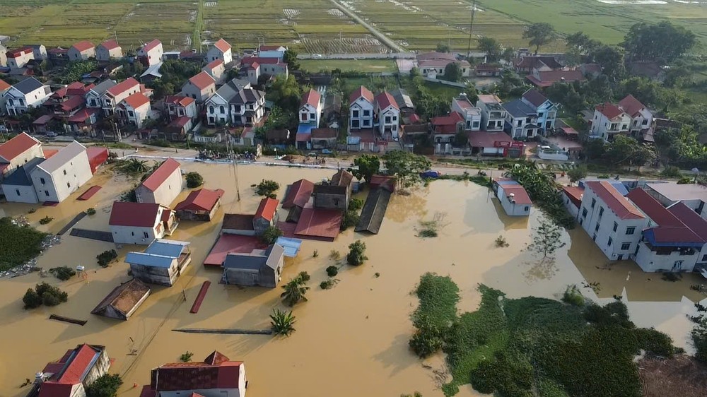 Nước sông dâng cao gây ngập úng một số khu dân cư và diện tích canh tác nông nghiệp ven sông trên địa bàn xã.