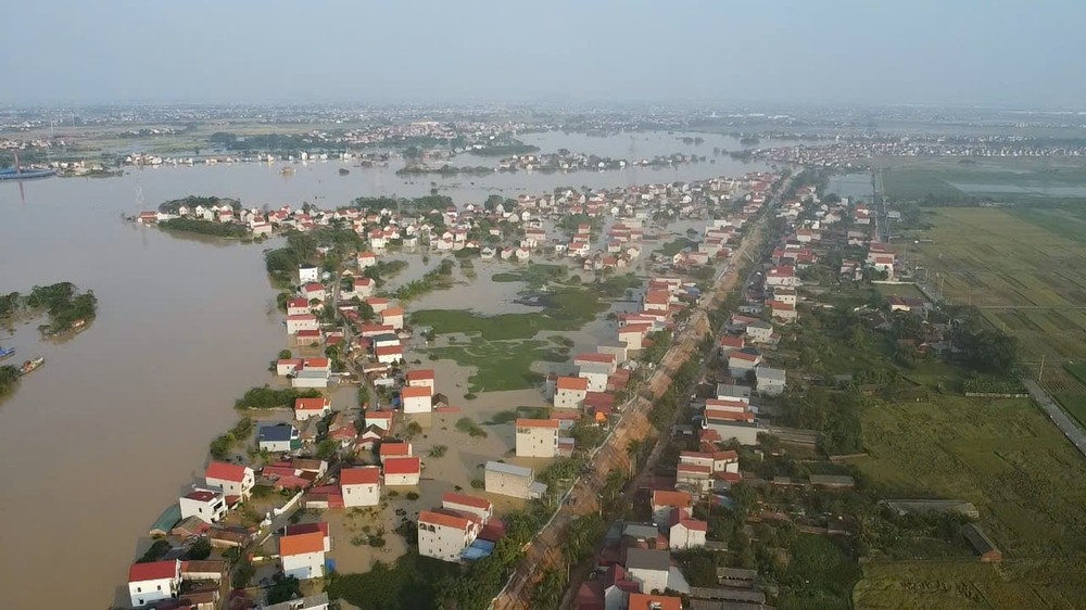 Lực lượng chức năng cũng tổ chức chốt kiểm soát người và phương tiện ra vào khu vực có nguy cơ sạt lở, ngăn chặn việc người dân quay lại trông coi tài sản tại nơi đã có lệnh di dời.
