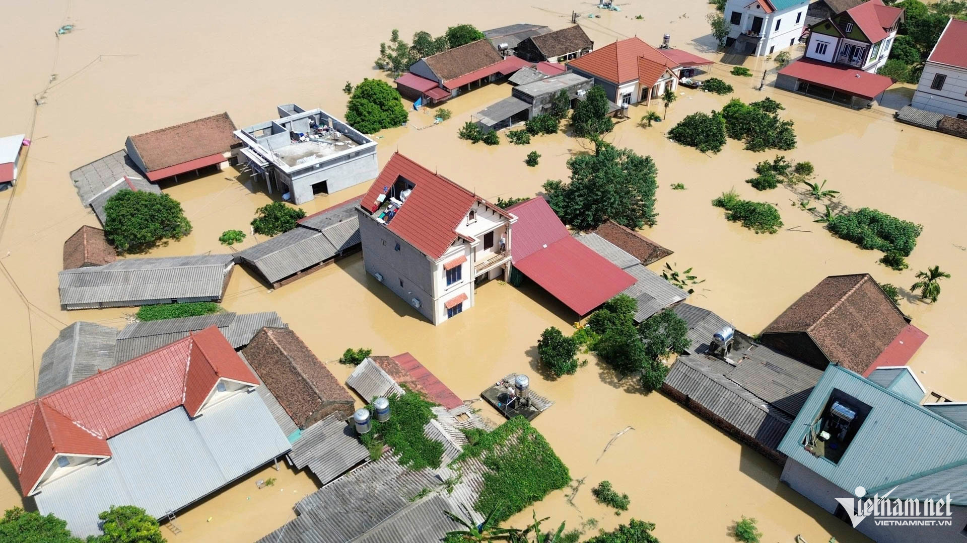 Nhiều ngôi nhà ở xã Hợp Thịnh chìm trong biển nước.