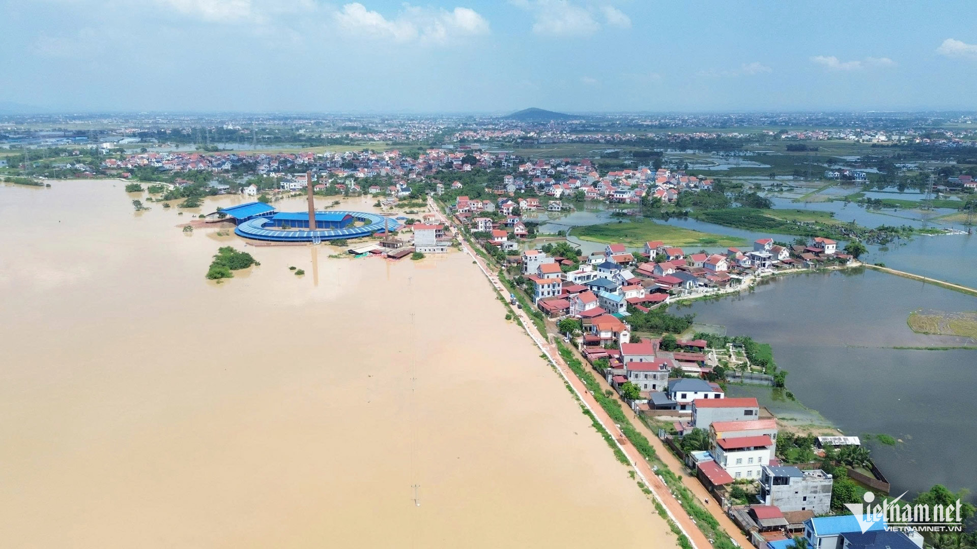 Tuyến đê bối xã Hợp Thịnh được lực lượng chức năng gia cố.