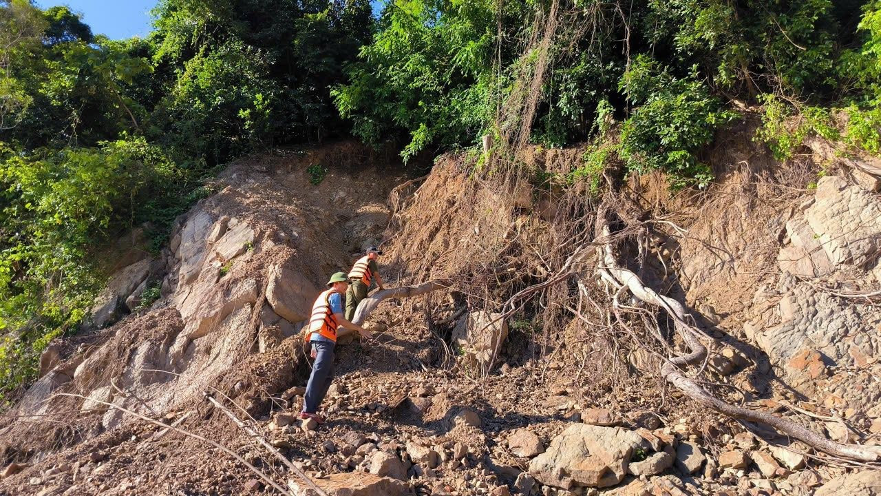 Những ngày qua, lãnh đạo xã Tương Dương (Nghệ An) đã đi kiểm tra thực tế những tuyến đường ở các bản trên địa bàn xã bị ảnh hưởng bởi bão số 10. Quá trình kiểm tra, đoàn đã đánh giá tình trạng hư hỏng, lún sụt và thống nhất phương án khắc phục, sửa chữa, nhằm sớm đảm bảo an toàn, thuận tiện cho việc đi lại và sinh hoạt của người dân trên địa bàn.