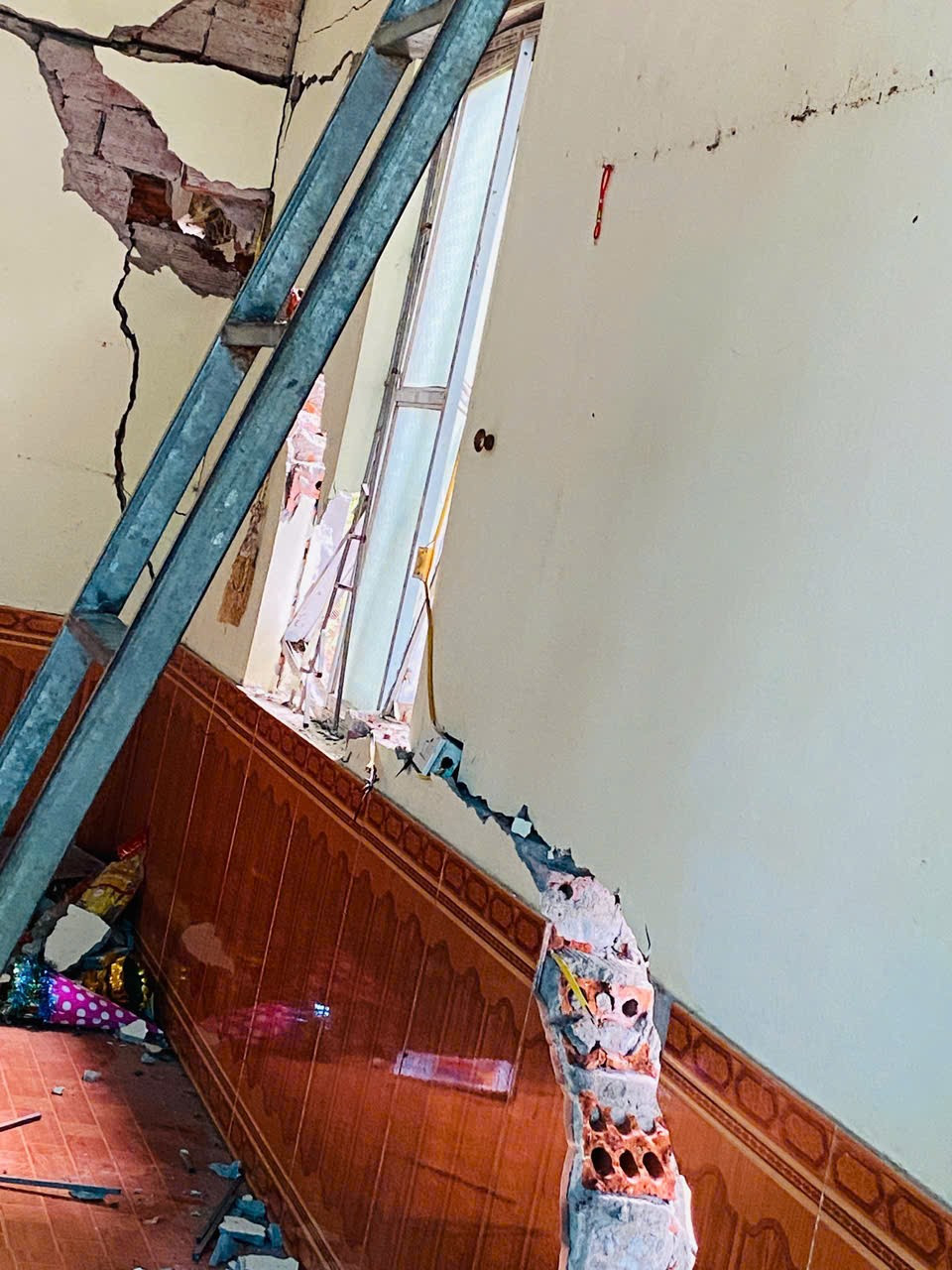 Nhiều ngôi nhà ở xã miền núi tan hoang sau bão - 3