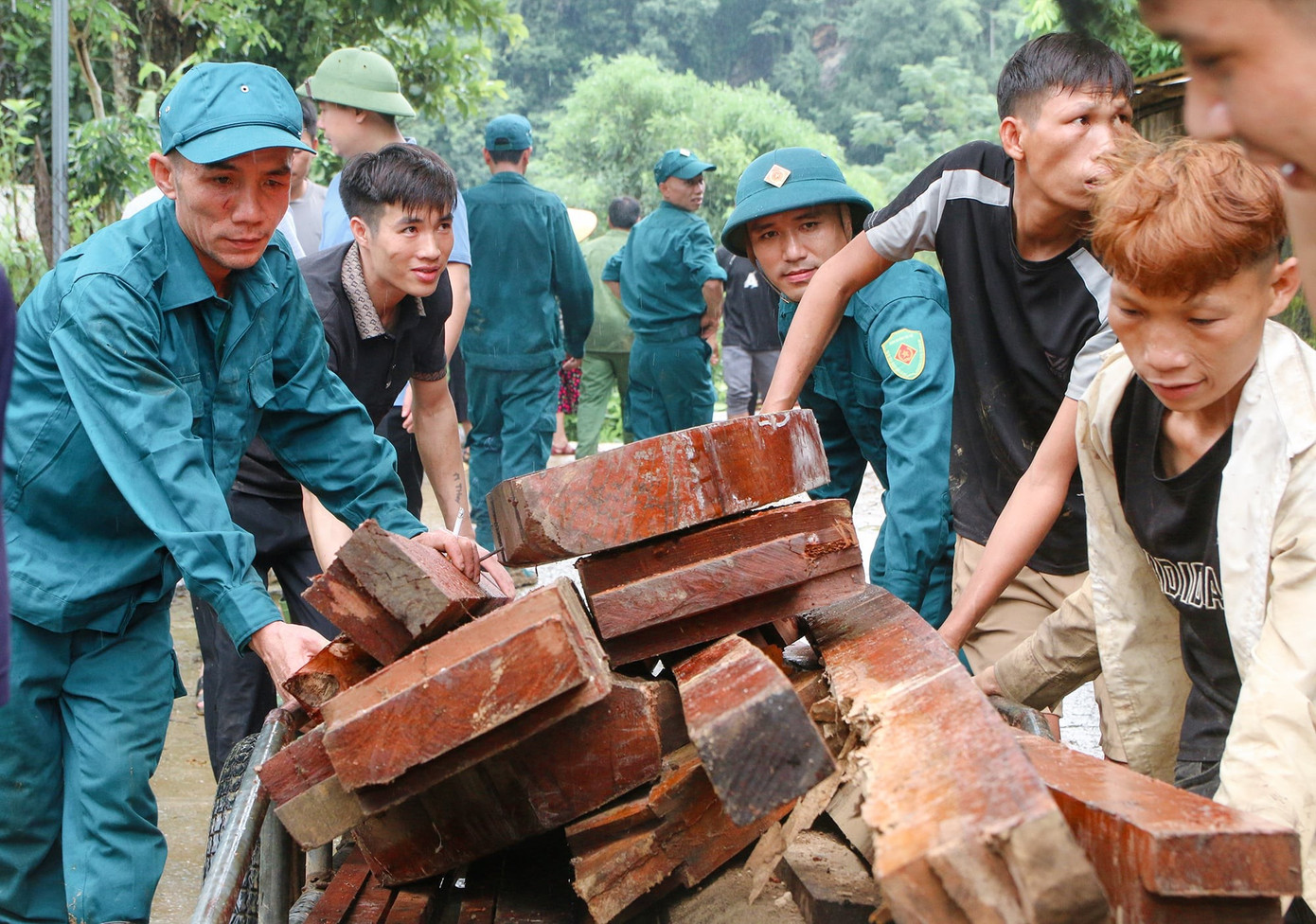 Những ngày qua, chính quyền địa phương đã huy động tối đa lực lượng, phương tiện để khẩn trương khắc phục hậu quả giúp người dân sớm tái thiết cuộc sống.