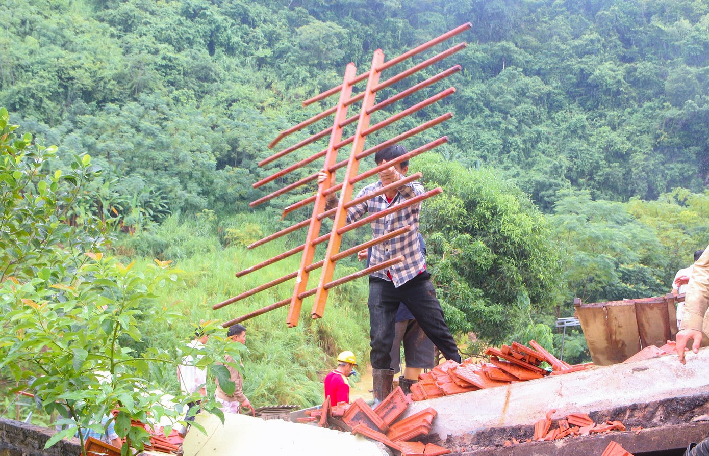 Những khung cửa gỗ có thể tái sử dụng được cẩn thận dọn dẹp.