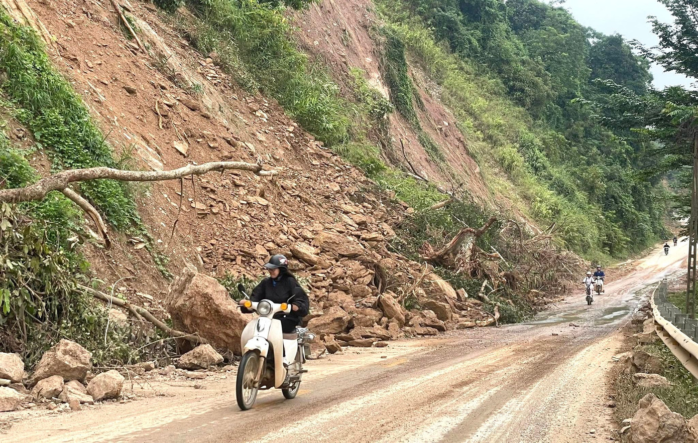 Cơn bão số 10 cũng đã gây thiệt hại nặng nề về nhà cửa, tài sản, hạ tầng giao thông, khiến đời sống người dân xã Tương Dương bị đảo lộn.