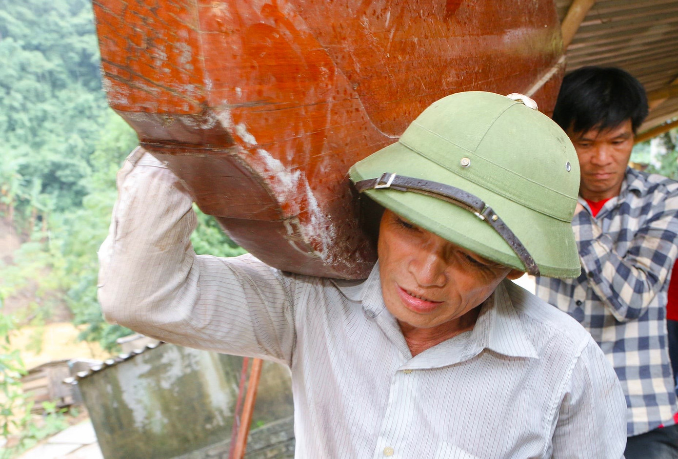 Nhiều ngôi nhà ở xã miền núi tan hoang sau bão - 10