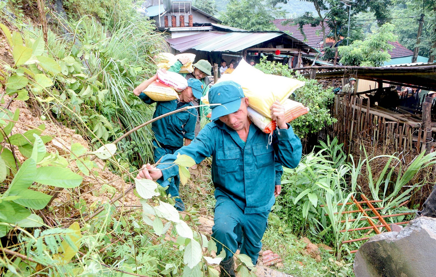 Tuyến đường huyết mạch vào hai bản Na Bè và Hợp Thành bị chia cắt, hơn 300 hộ dân rơi vào tình trạng cô lập. Những ngày qua, xã Tương Dương cũng đã lập tổ công tác, men theo đường rừng vận chuyển gạo, mì tôm, nhu yếu phẩm tiếp tế cho người dân.