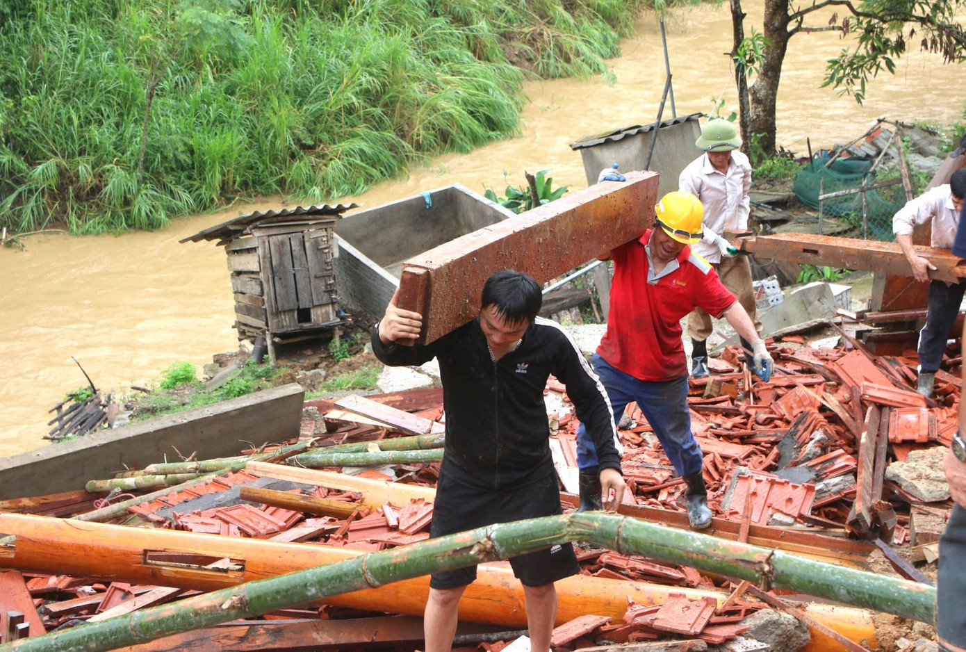 Theo lãnh đạo xã Tương Dương, chính quyền địa phương đang kêu gọi các nguồn lực cũng như sự hỗ trợ về sức lực của các lực lượng chức năng để giúp người dân sửa sang lại những căn nhà bị hư hỏng sau bão.