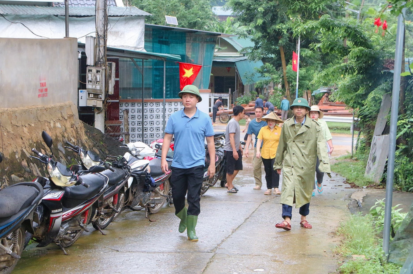 Lãnh đạo xã Tương Dương trực tiếp xuống các điểm sạt lở, nhà dân bị hư hỏng để thăm hỏi, động viên đồng thời chỉ đạo công tác khắc phục hậu quả, giúp người dân sớm ổn định cuộc sống.
