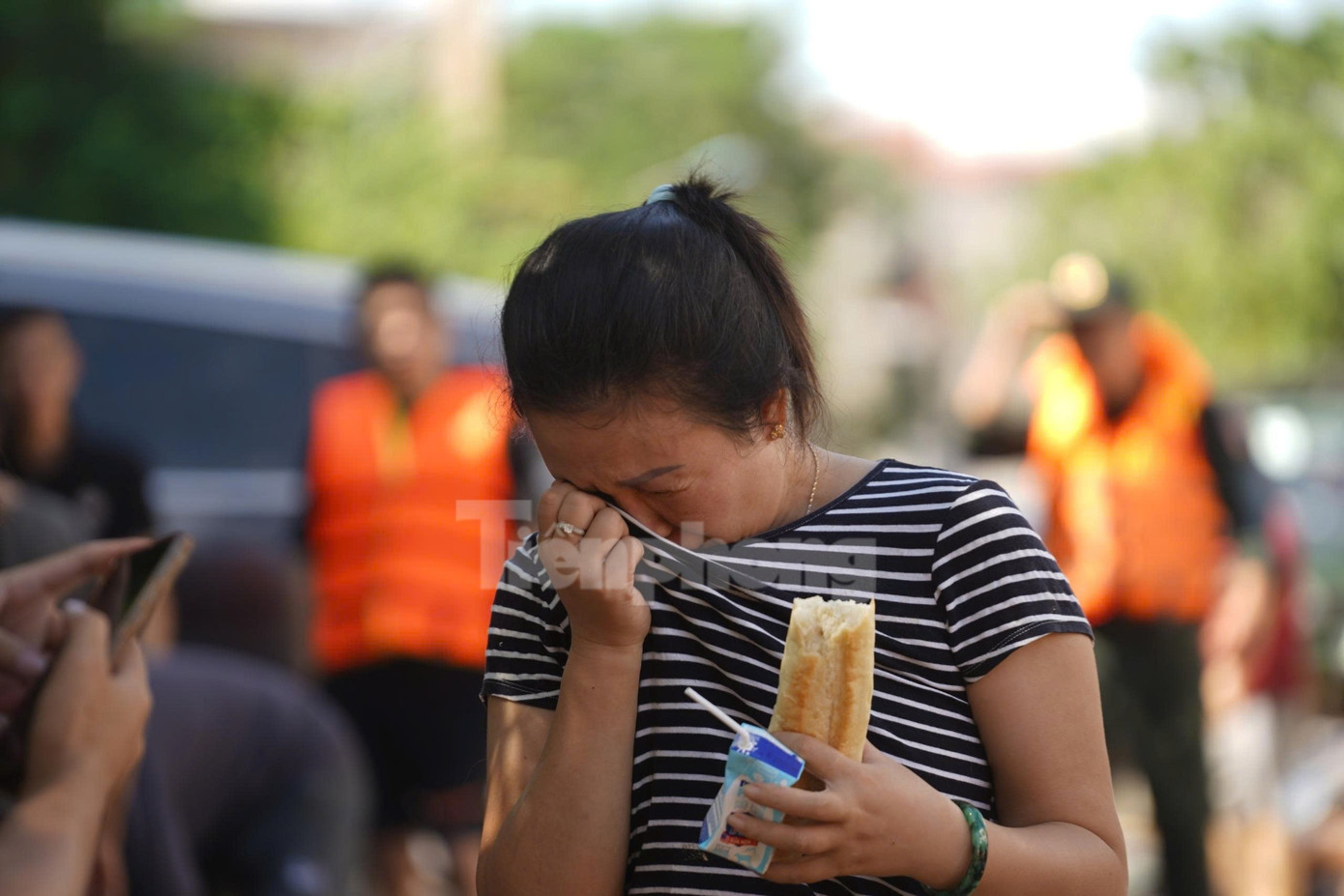 Nữ giáo viên vừa khóc vừa chia sẻ câu chuyện