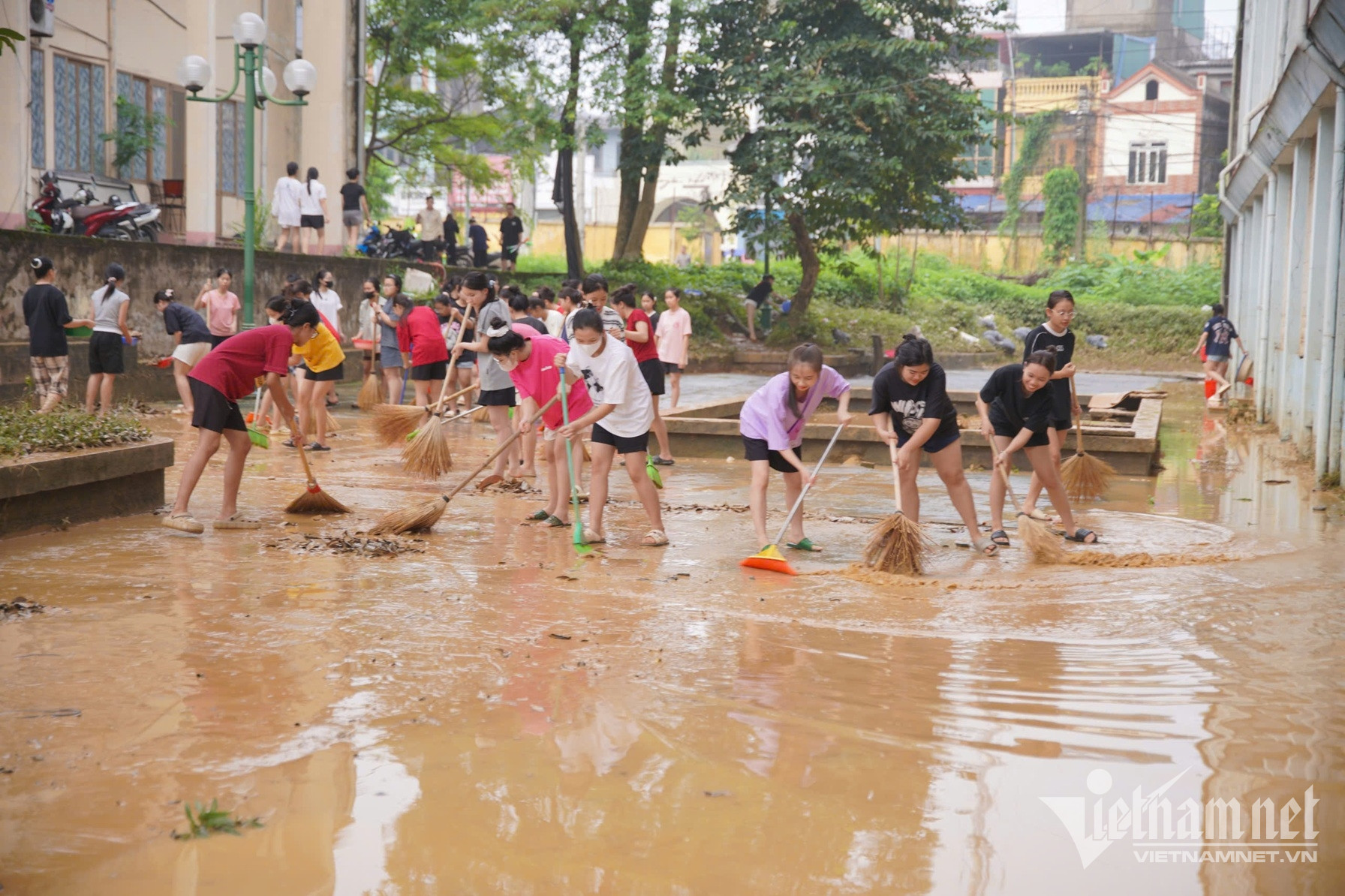 Các sinh viên nhà trường dọn vệ sinh sau khi nước rút.