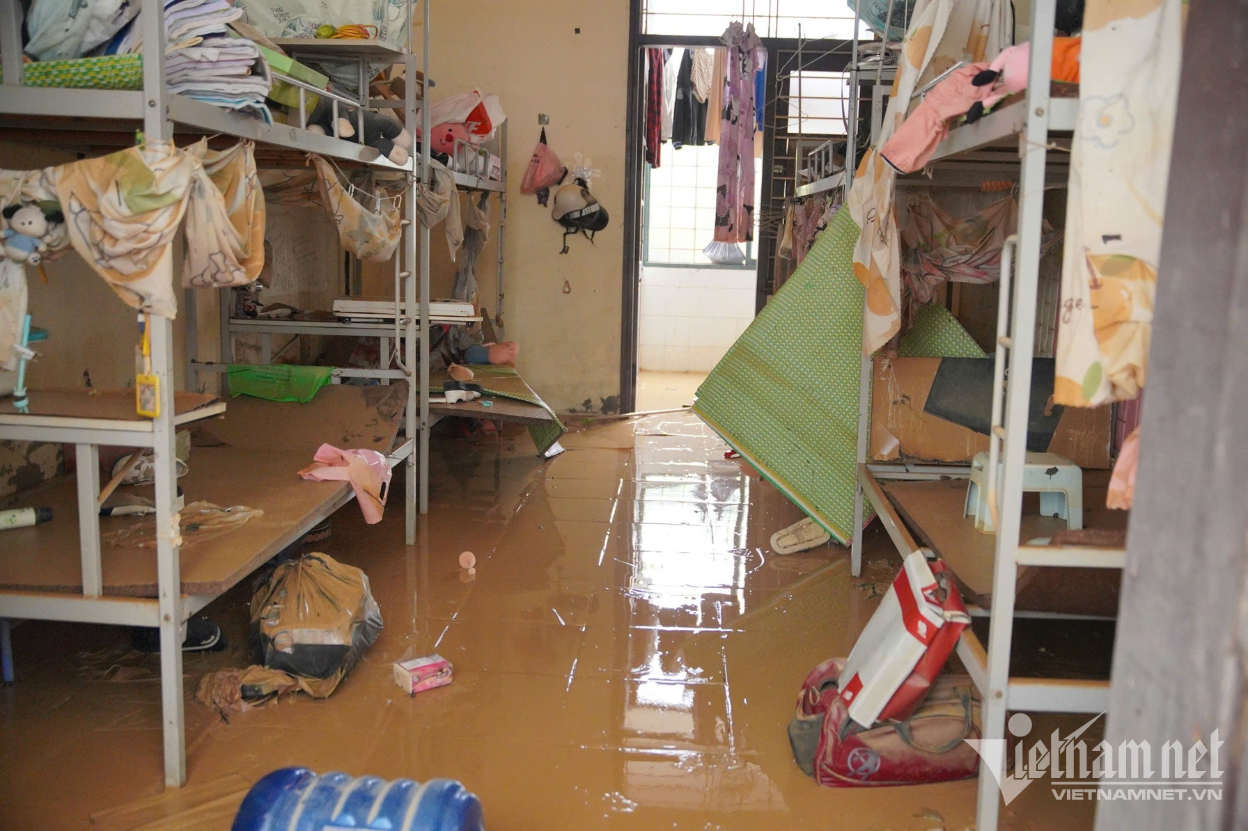 Tầng 1 ký túc xá của Trường ĐH Sư phạm - ĐH Thái Nguyên tan hoang sau lũ ngập.