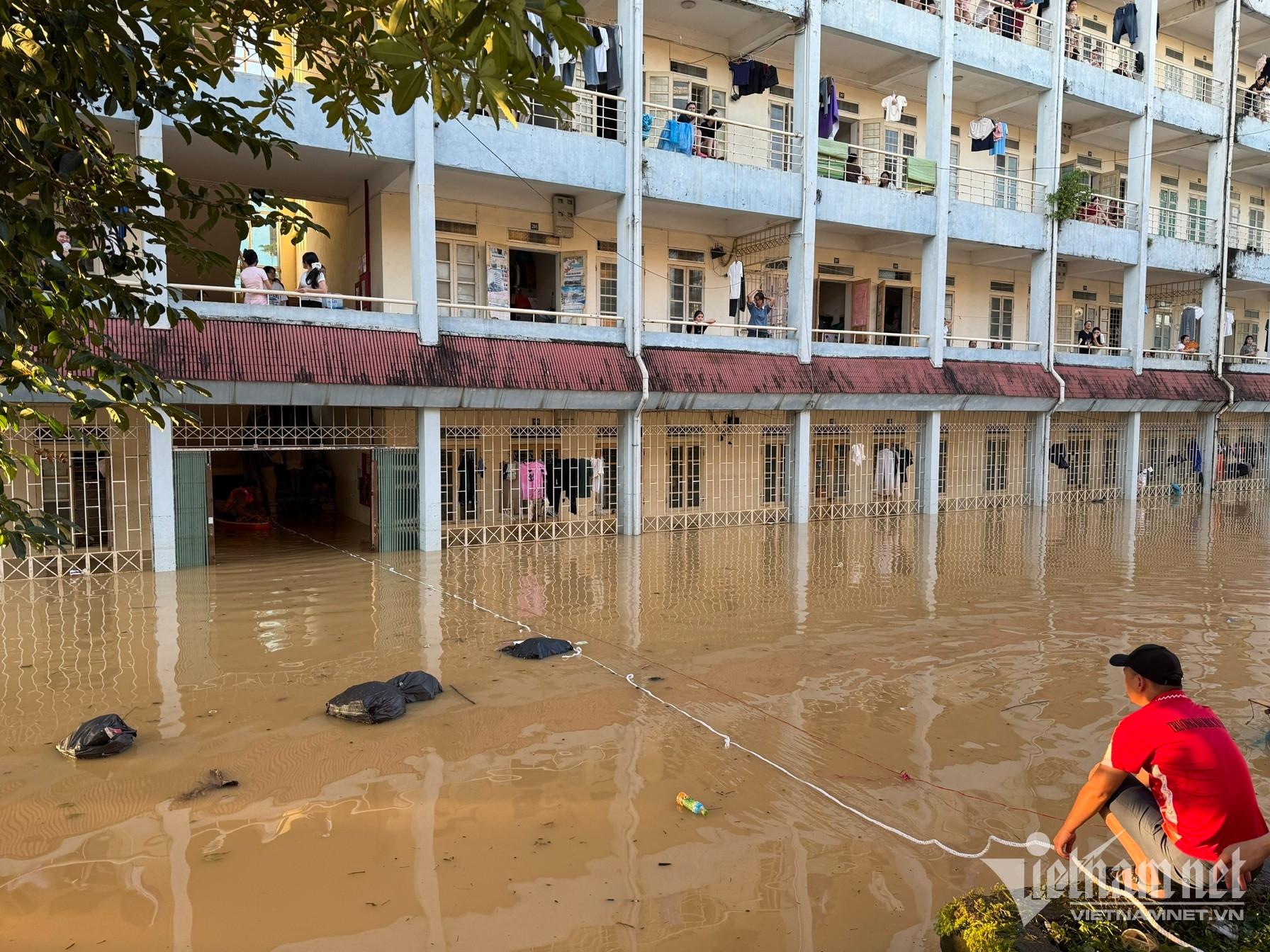 Theo đại diện nhà trường, đoạn dây được chăng không phải nhằm mục đích chặn các đoàn cứu trợ.