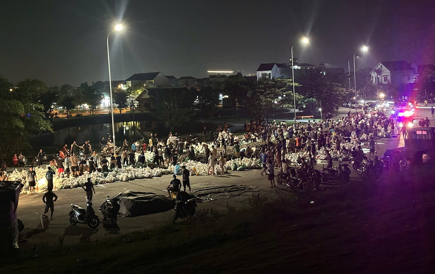 Chia sẻ với PV Tiền Phong , lãnh đạo Đảng ủy xã Tam Giang cho biết, đêm 9/10, cơ quan chức năng và nhiều người dân xã Tam Giang gần như không ngủ để dõi theo nước lũ sông Cầu.