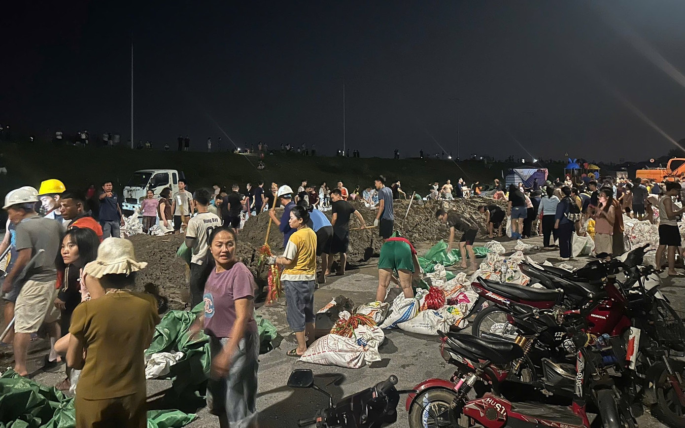 Người dân Tam Giang tích cực tham gia đắp đê.