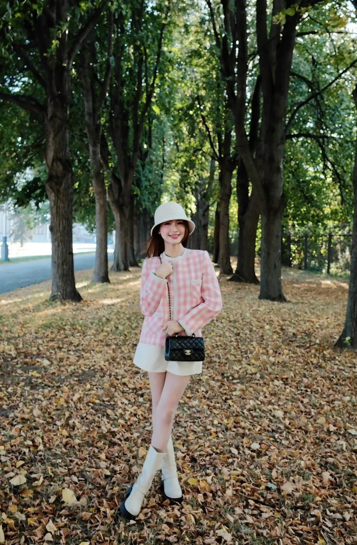 Bạn thân cầu thủ Văn Toàn diện mẫu váy ngắn cũn, gây sốt vì body quá nuột nà - 1