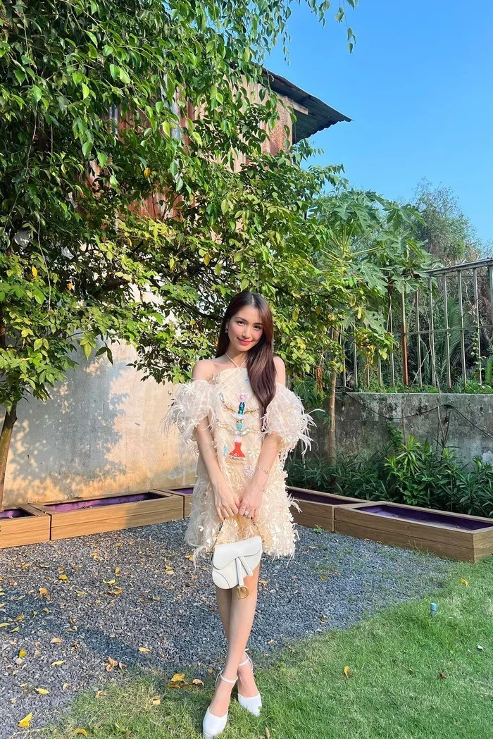 Bạn thân cầu thủ Văn Toàn diện mẫu váy ngắn cũn, gây sốt vì body quá nuột nà - 2