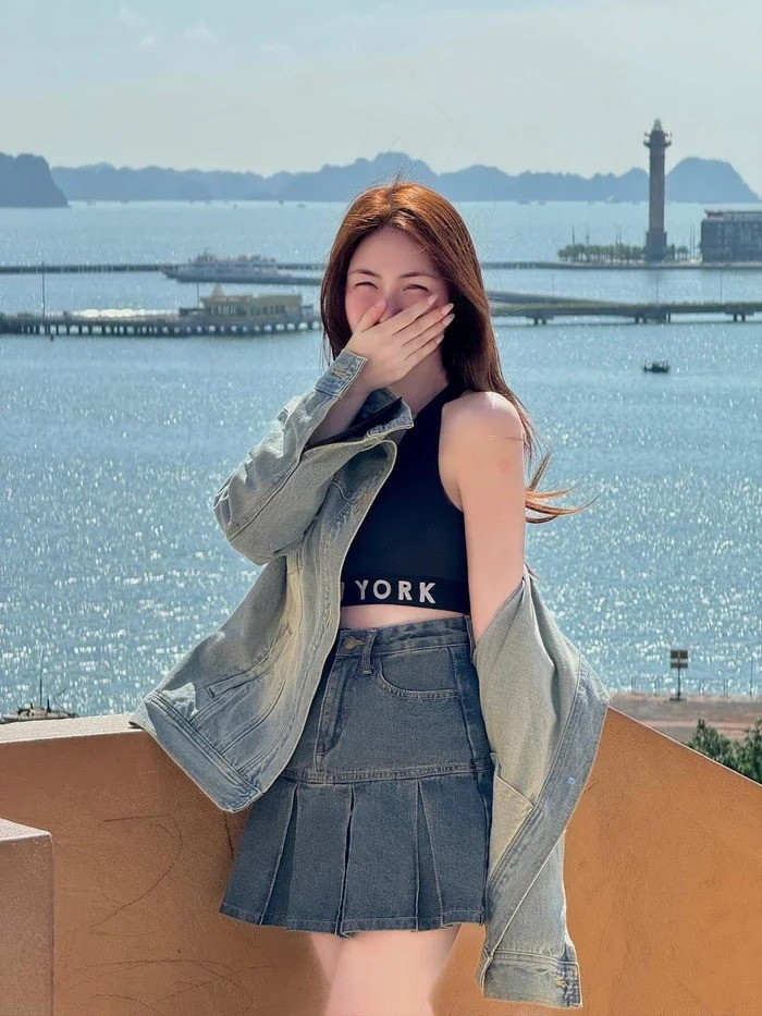 Bạn thân cầu thủ Văn Toàn diện mẫu váy ngắn cũn, gây sốt vì body quá nuột nà - 3