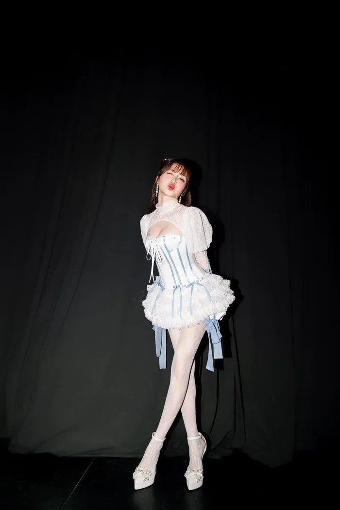 Bạn thân cầu thủ Văn Toàn diện mẫu váy ngắn cũn, gây sốt vì body quá nuột nà - 4