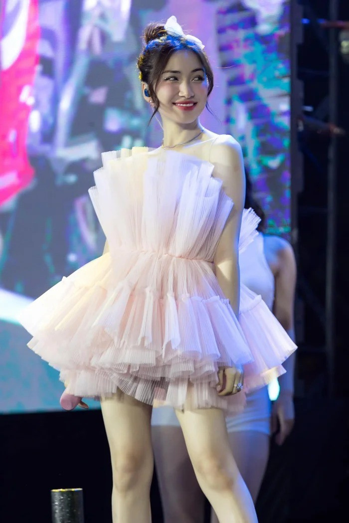 Bạn thân cầu thủ Văn Toàn diện mẫu váy ngắn cũn, gây sốt vì body quá nuột nà - 6