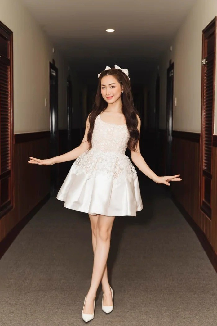 Bạn thân cầu thủ Văn Toàn diện mẫu váy ngắn cũn, gây sốt vì body quá nuột nà - 7