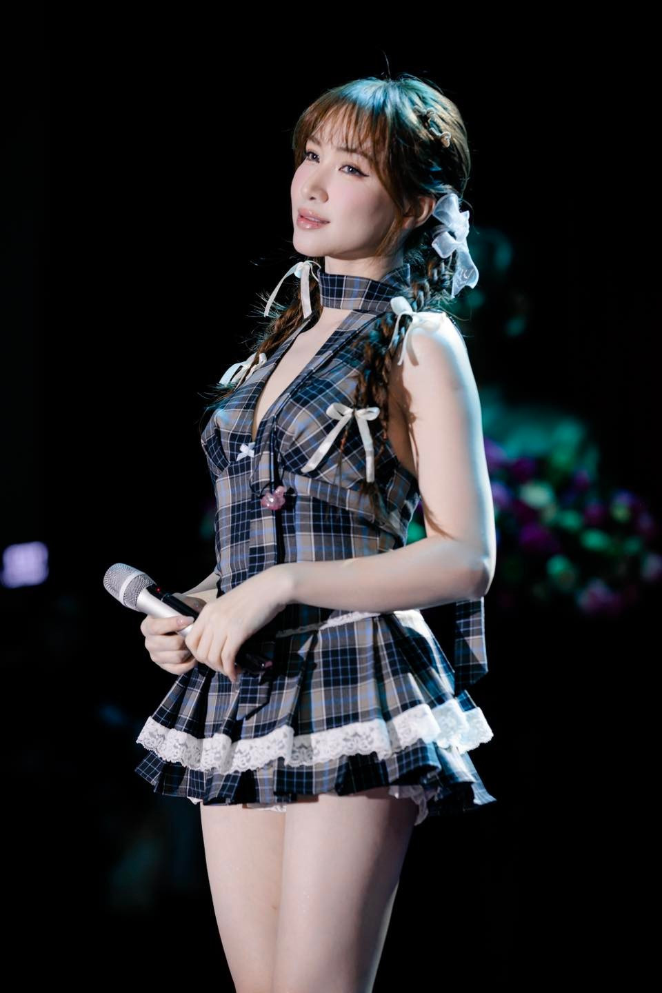 Bạn thân cầu thủ Văn Toàn diện mẫu váy ngắn cũn, gây sốt vì body quá nuột nà - 8