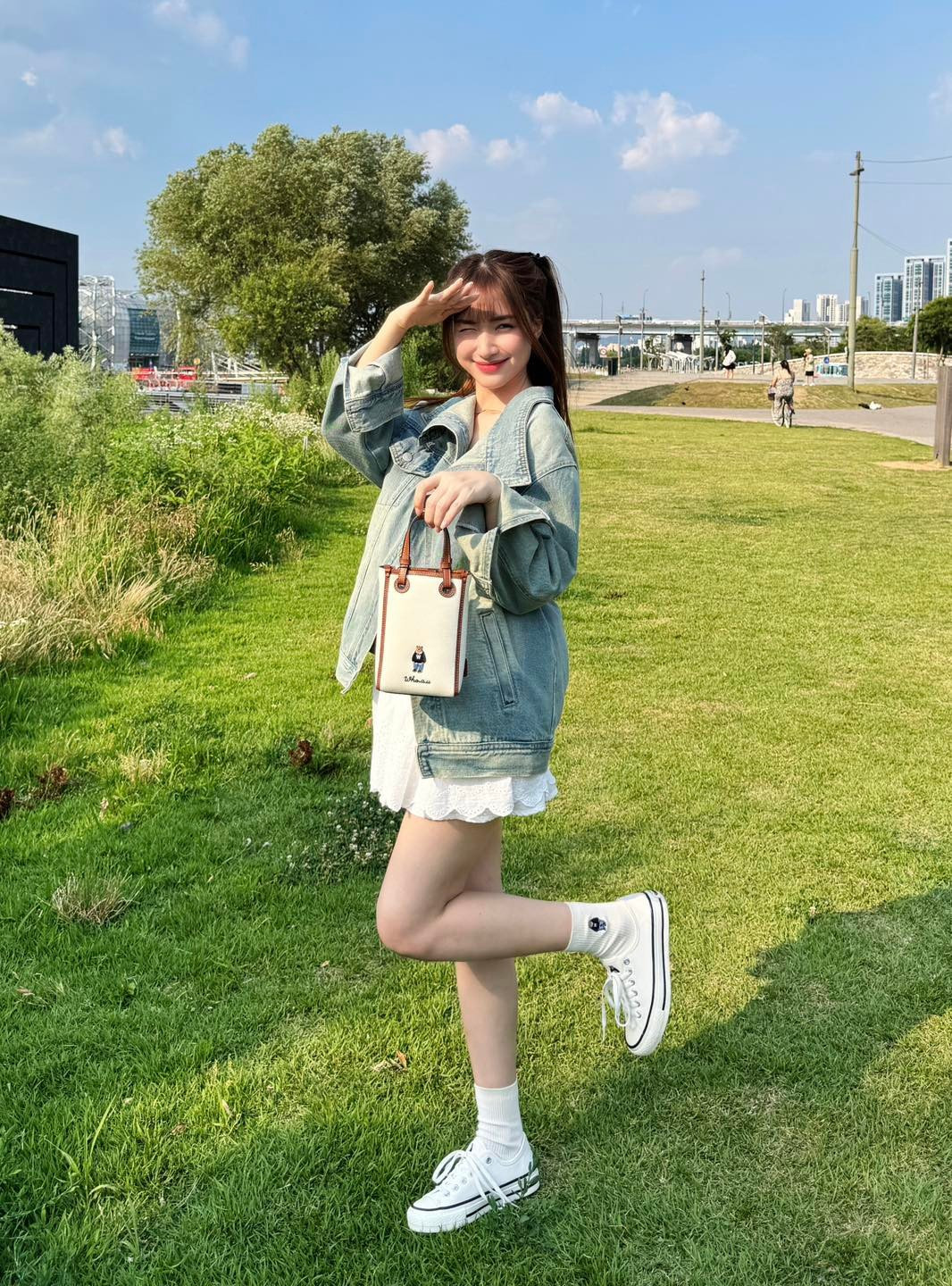 Bạn thân cầu thủ Văn Toàn diện mẫu váy ngắn cũn, gây sốt vì body quá nuột nà - 10