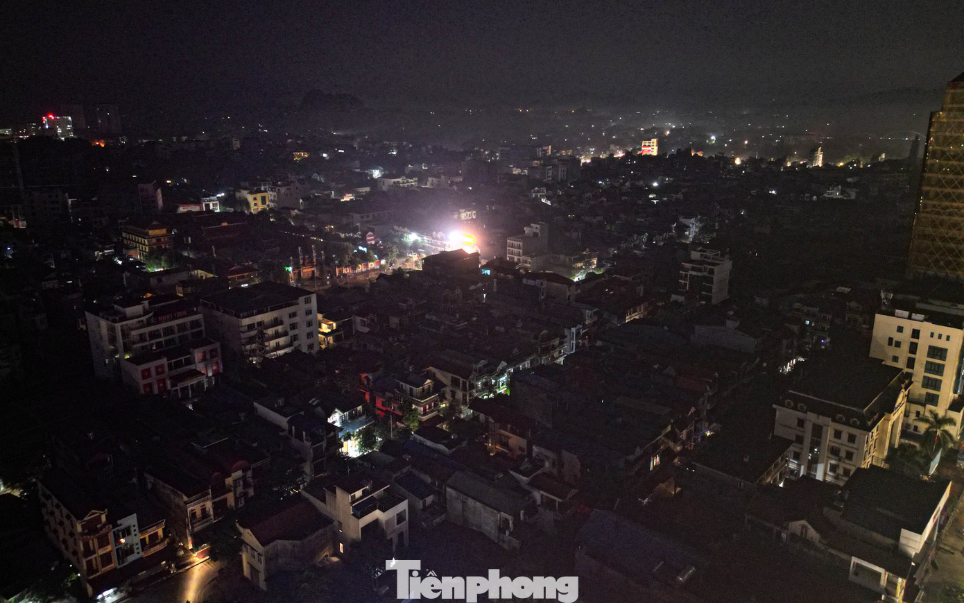 Khi đêm xuống, nhiều khu vực trung tâm tỉnh Thái Nguyên chìm trong bóng tối vì mất điện kéo dài. Chỉ lác đác vài ánh đèn phát ra từ những hộ dân dùng máy phát, tạo nên khung cảnh hiu hắt, tĩnh lặng giữa phố.