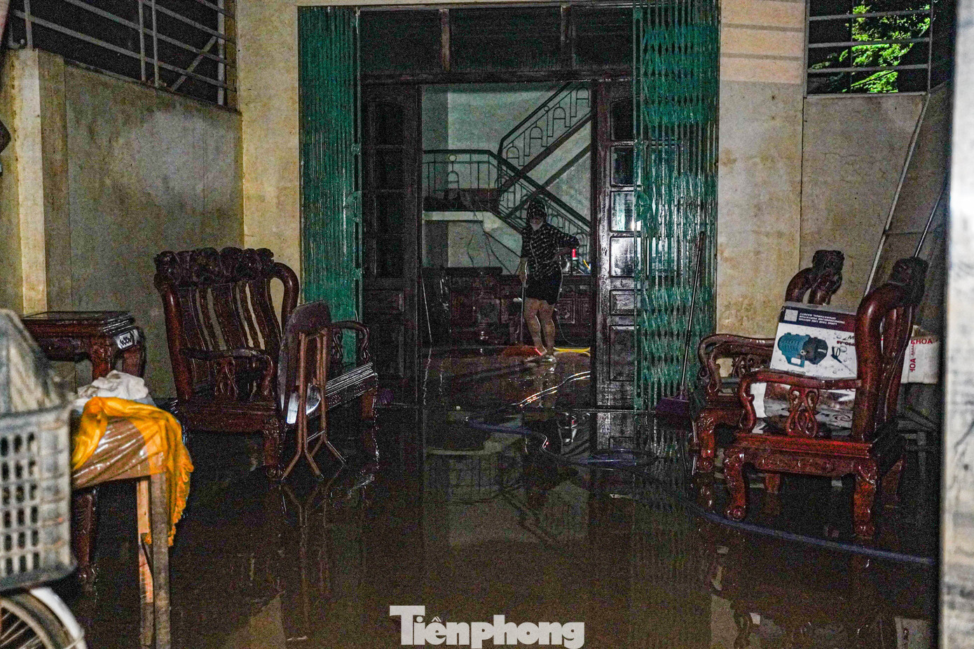 Một số gia đình tranh thủ dọn dẹp nhà cửa, thu gom bùn đất và sắp xếp lại đồ đạc bị ướt sau khi nước rút.