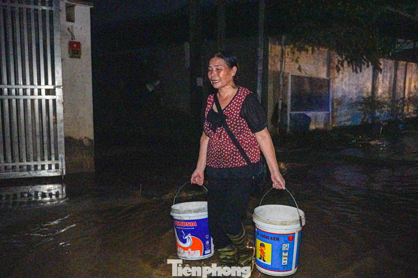 “Tôi đang múc nước rửa lại nhà cho sạch, đồ đạc vẫn còn ướt. Tối thì mất điện, trời oi bức, cũng chẳng biết làm gì ngoài ngồi ngoài sân cho đỡ nóng,” bà Hường chia sẻ.
