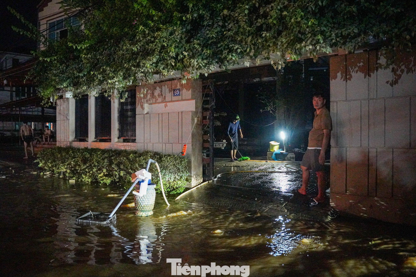 Một số gia đình có máy phát điện liên tục vận hành máy bơm để hút nước ra khỏi nhà, dọn bùn đất và sớm ổn định sinh hoạt sau mưa lũ.