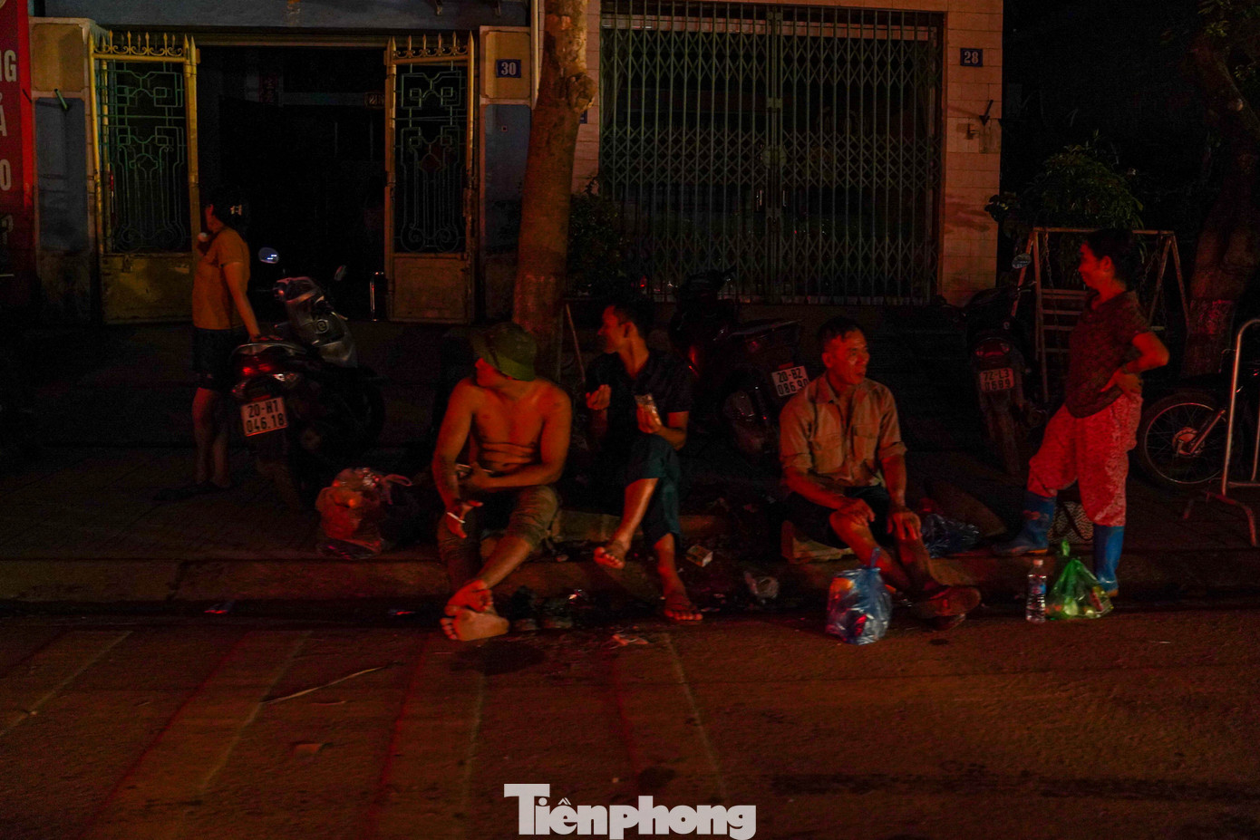 Mất điện, trời oi bức, nhiều người dân mang ghế ra trước cửa nhà ngồi hóng gió, trò chuyện cùng nhau cho vơi bớt ngột ngạt.