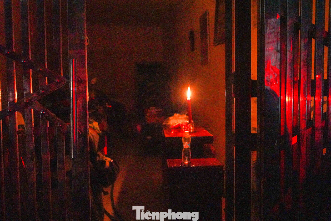 Có gia đình thắp nến thay đèn, sinh hoạt trong ánh sáng leo lét suốt nhiều ngày qua.